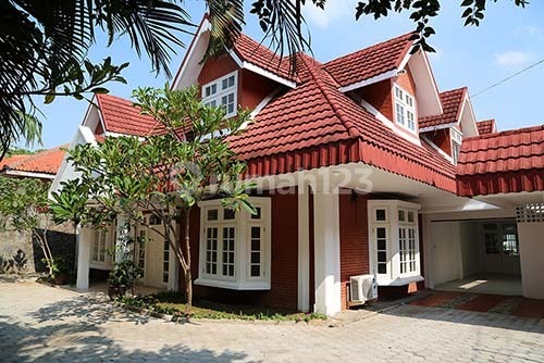 Sewa Rumah Eklusif Dengan Kolam Renang Pribadi di Kemang