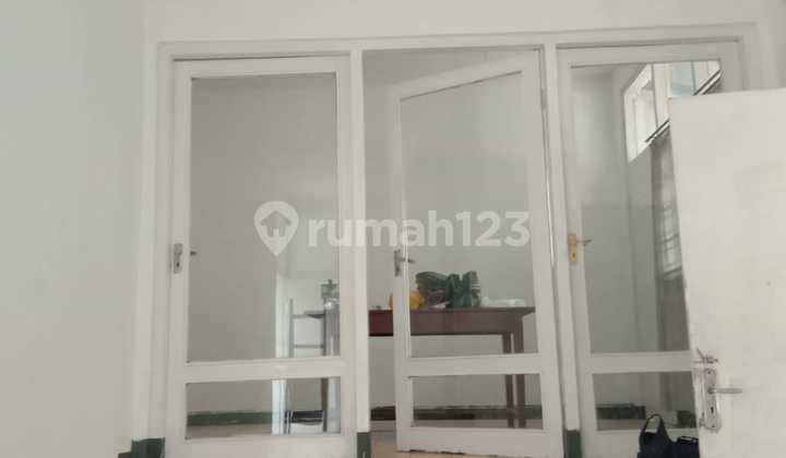 House Behind Car Showroom Enters Alley in Setiabudi Bandung 2