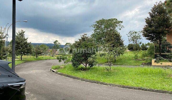 Rumah Depan Taman Green Area Dan View Pegunungan di Sentul City 2