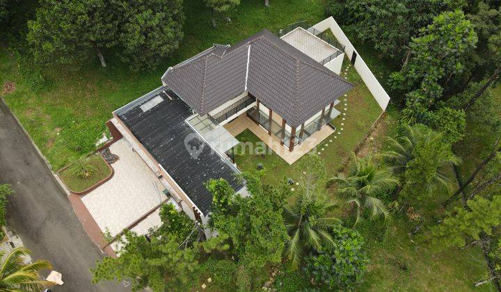 Rumah Kontemporer Hook Dengan Belakang Green Area di Sentul City 1