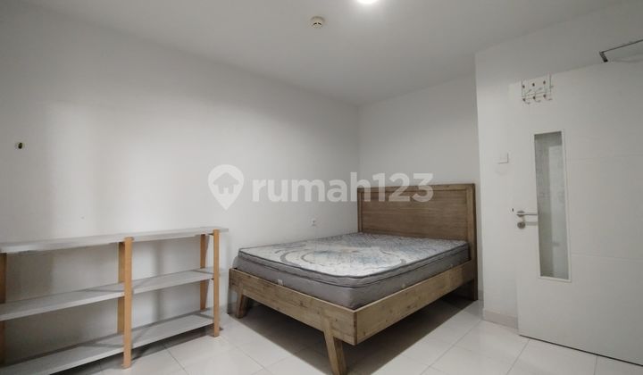 Comfortable and strategic fully furnished apartment with swimming pool view.