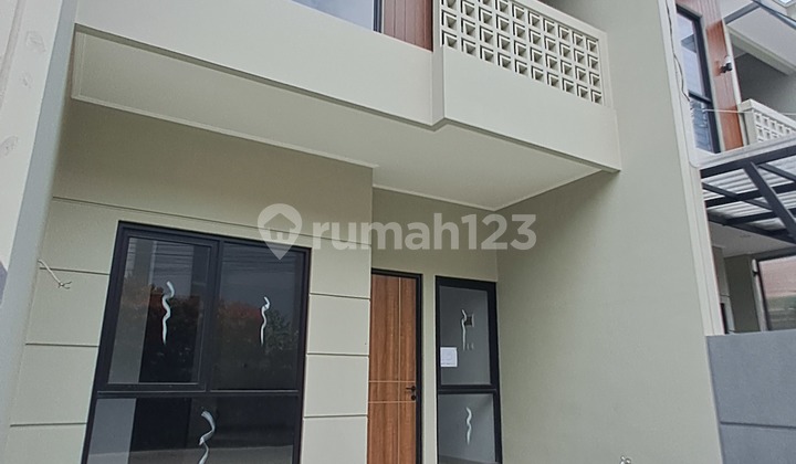 Rumah Bagus Bangunan Baru Modern di Kiara Sari Asri di Buah Batu Rumah Bagus Bangunan Baru Modern di Kiara Sari Asri di Buah Batu