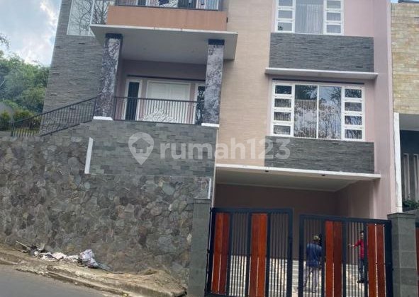 Minimalist Luxury 1-Story House in a Cool and Serene Area