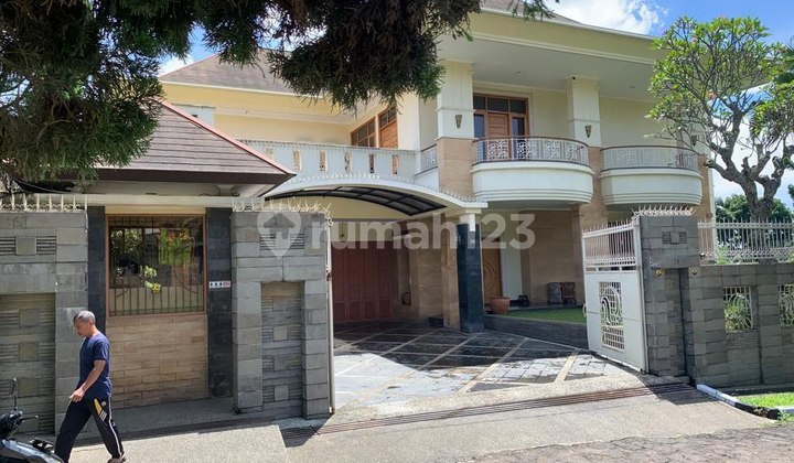 Luxurious 2-Story House with Spacious Yard in Setiabudi