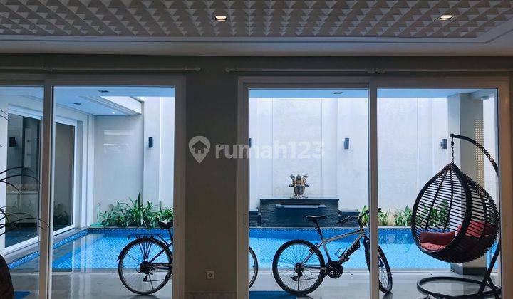 Bergaya Minimalis Modern Style Dalam Gated Area Jalan Lebar Suasana Tenang Rumah Baru Siap Dihuni Dengan Fasilitas Kolam Renang Rumah Baru di Pondok Indah, Metro Alam, Kebayoran Lama 5