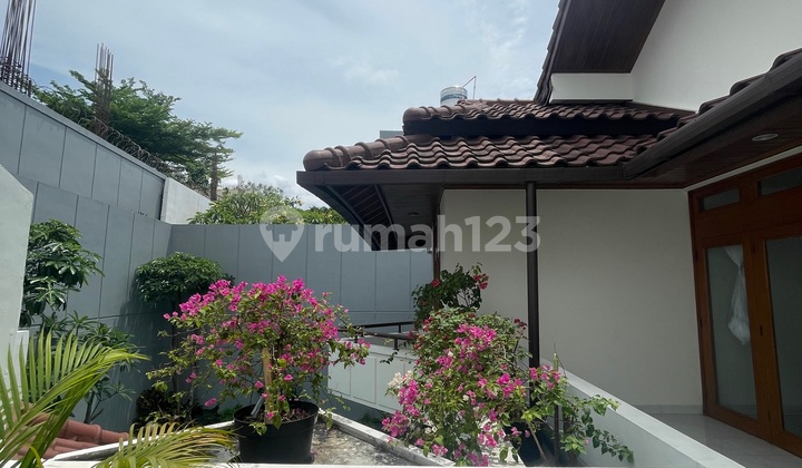 Tropical Home Near Jis Pool & Pool & Garden . Semi Furnished Rumah Bagus di Pondok Indah 2