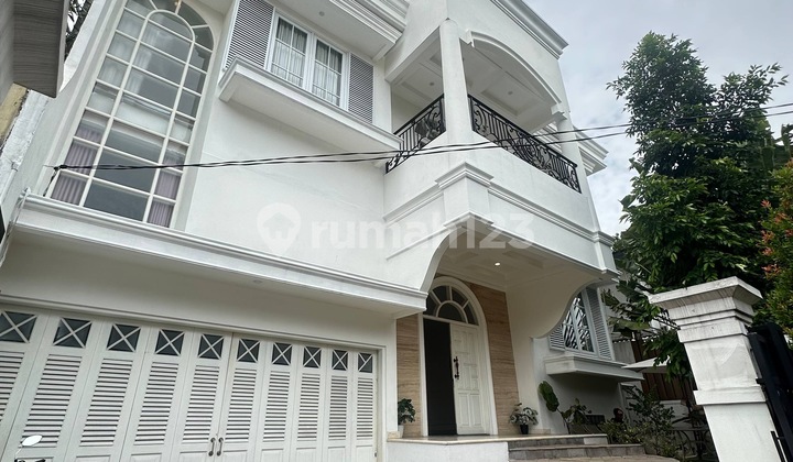 Pondok Indah Siap Huni Semi Furnished &Chandelier & Swimming Pool Rumah SHM di Pondok Indah Bagus Pondok Indah Siap Huni Semi Furnished &Chandelier & Swimming Pool Rumah SHM di Pondok Indah Bagus