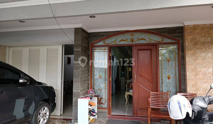 Rumah 2 Lantai Bagus Furnished SHM di Dharma Husada, Surabaya 1