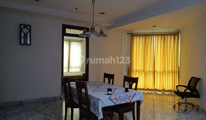 ruang makan oasis mitra apartment 3 br