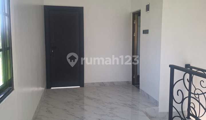 Strategic Hook House in Harapan Indah, Spacious Yard & Ready to Occupy 13582 Ds 2