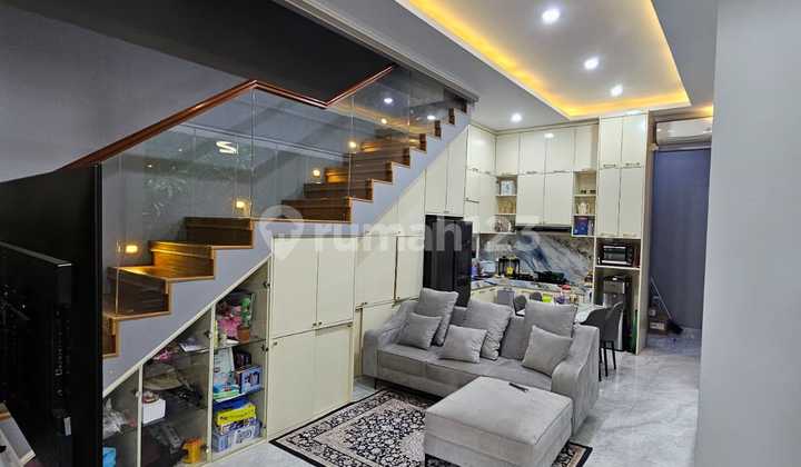 Rumah Exclusive Full Furnish di Cluster Harapan Indah 2 13578 OC