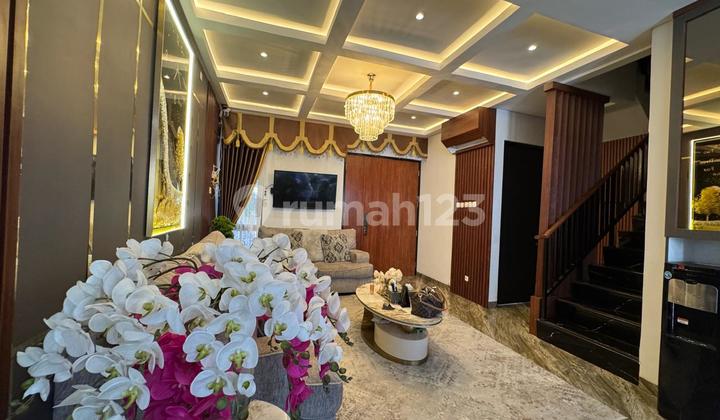 Rumah Mewah Dua Lantai Harapan Indah dengan Kolam Renang 13678 FD