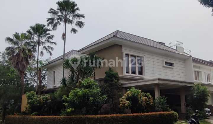 Hoek House in Foresta Bsd City, Has a Swimming Pool. Hoek House in Foresta Bsd City, Has a Swimming Pool.