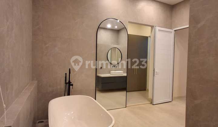 Rumah 3 Lantai di Onyx Alam Sutera