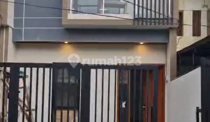 Rumah Baru Siap Huni di Meruya Selatan Strategis