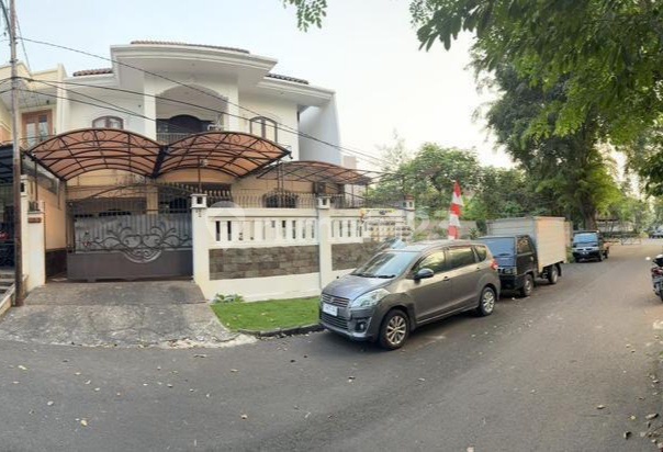 Dijual Rumah Hook Di Petukangan Utara Siap Huni Strategis 