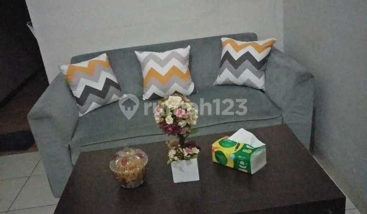 House by the Roadside, Prime Location Already Busy for Business in Sentraland 2