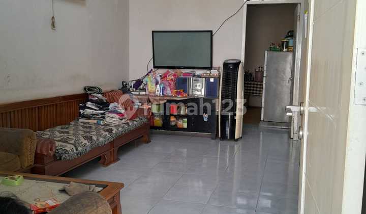 Minimalist House in a Complex, Soekarno Hatta Ciwastra Bandung 2