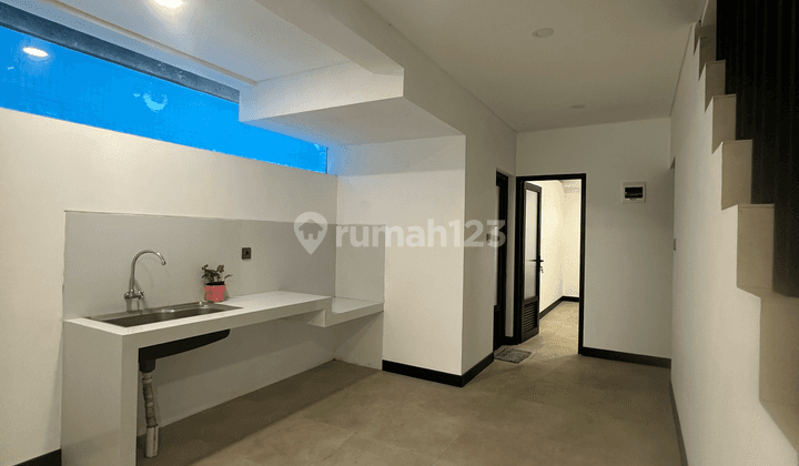 Rumah 4 Lantai Baru Furnished SHM di Pondok Indah Jakarta Selatan 2