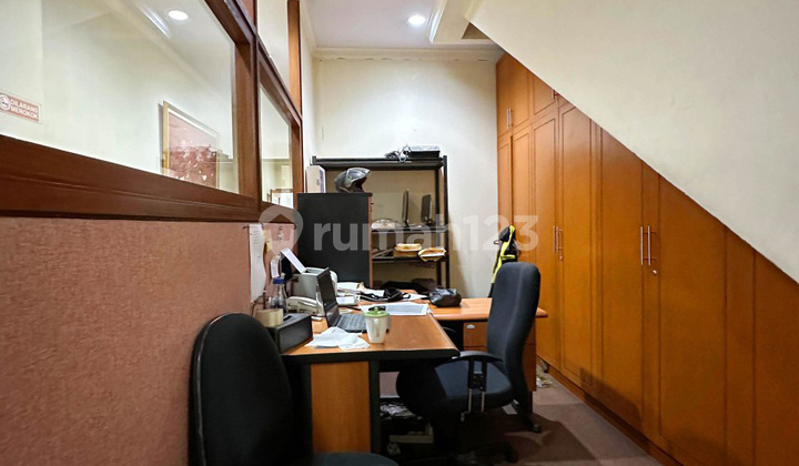 FOR SALE 3½ STORY SHOPHOUSE IN CIPETE RAYA – SOUTH JAKARTA Strategic location, suitable for office or culinary business! 2