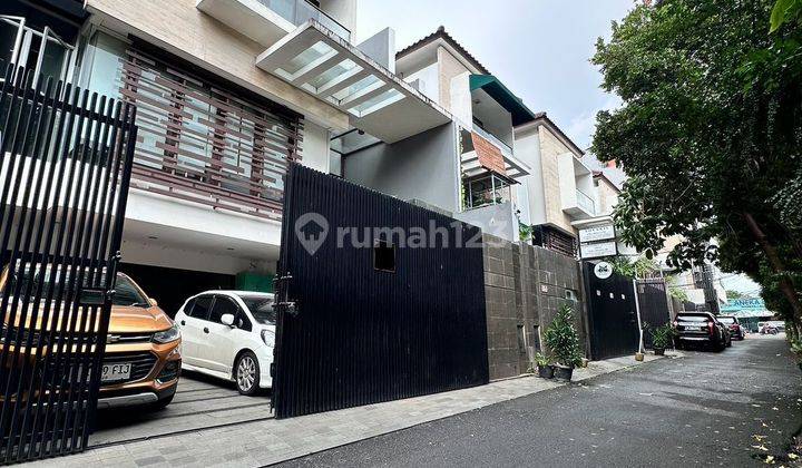 Dijual Cepat! Rumah Mewah 3 Lantai – Harga Nego 1