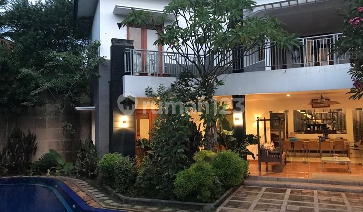 Rumah Mewah Cempaka Dengan Halaman Luas