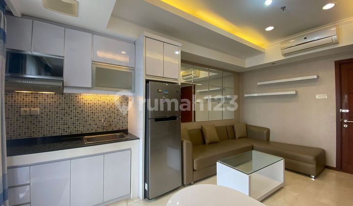 Disewakan Unit Apartemen Royal Mediterania Garden, (2Br), Tower Lavender, Dekat dengan Mall Central Park, View Kolam