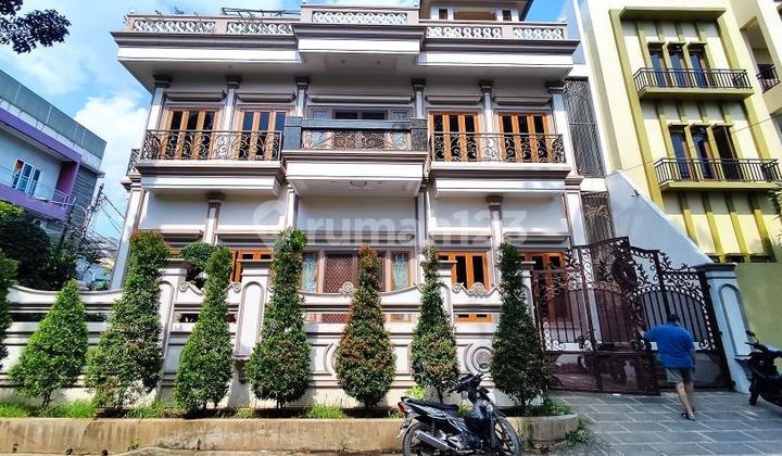 DIJUAL RUMAH RAJAWALI SELATAN LUAS 360 M2 STRATEGIS 3 LANTAI BAGUS DAN SIAP HUNI