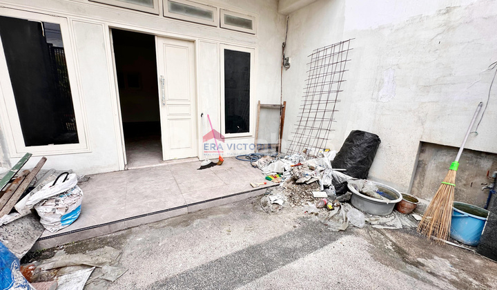 3-Story House in a Busy Jodipan Location, Suitable for Business and Residence 3-Story House in a Busy Jodipan Location, Suitable for Business and Residence