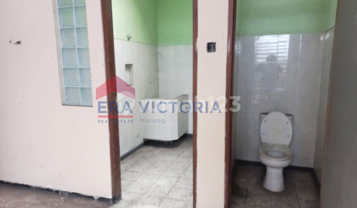 Commercial Building in Downtown Business District Near RSSA, Suitable for Cafe & Office 2