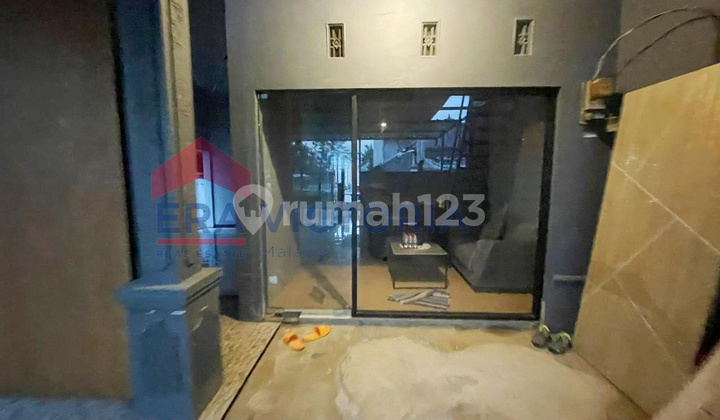 For Sale: Prime Location Office House in the Center of Kepanjen, Ideal for Office Use. 2