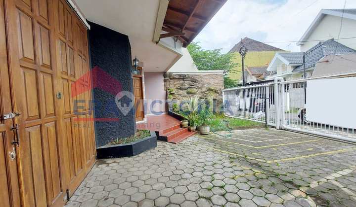 Investasi Menarik! Rumah Besar Dekat Sekolah & Kampus Favorit 2