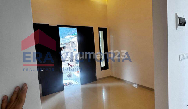 Shop/Warehouse + House for Sale, Strategic Location Suitable for Showroom & Workshop 2