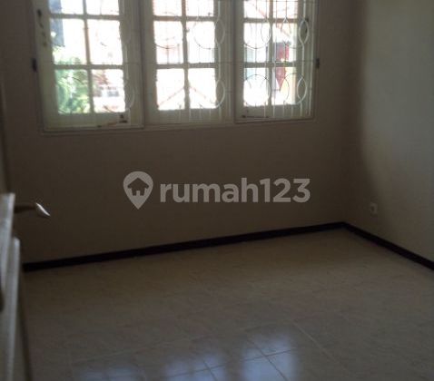 Dijual Rumah Semi Furnished di Villa Valensia Lontar, Surabaya 2
