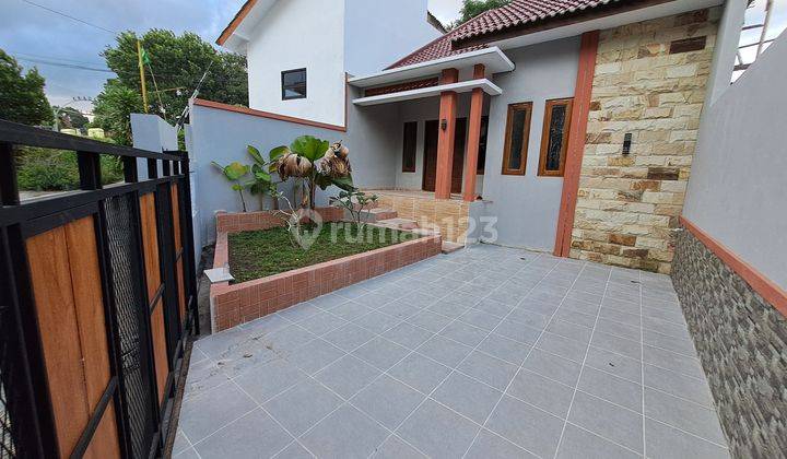 Rumah Elegan Cantik dekat RS HERMINA Maguwoharjo Depok Sleman 2