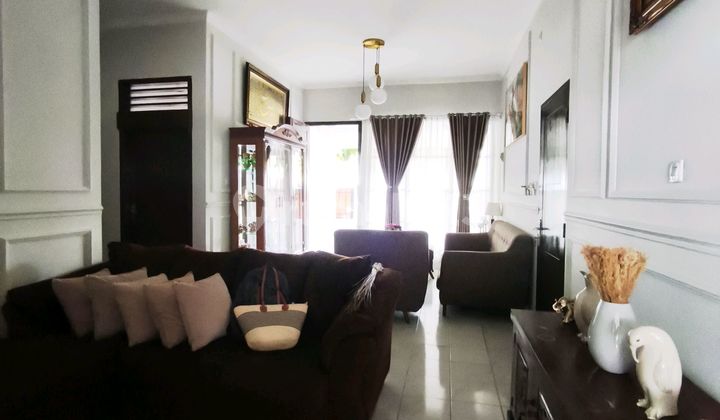 Rumah Asri di Jatiwaringin, Taman Depan & Belakang