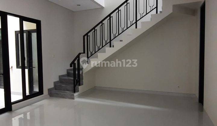 ruang keluarga rumah baru gress darmo permai