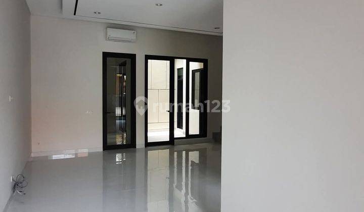 ruang tamu rumah baru gress darmo permai