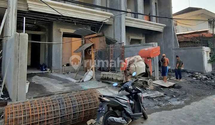 tampak depan rumah baru american style dharmahusada