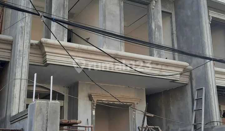 tampak depan rumah baru american style dharmahusada