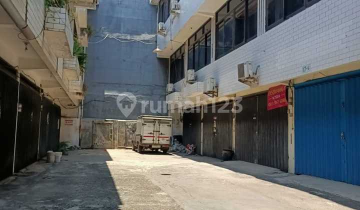 3-Story Ready-to-Use Shop House in Central Surabaya, Kalianyar 2