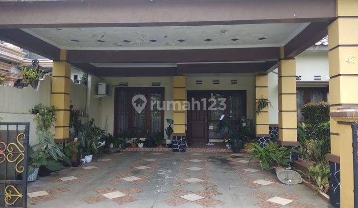 Rumah 1,5 Lantai Terawat Ada Taman Depan & Samping 1