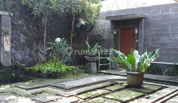 Rumah gaya klasik full taman depan dan belakang 2