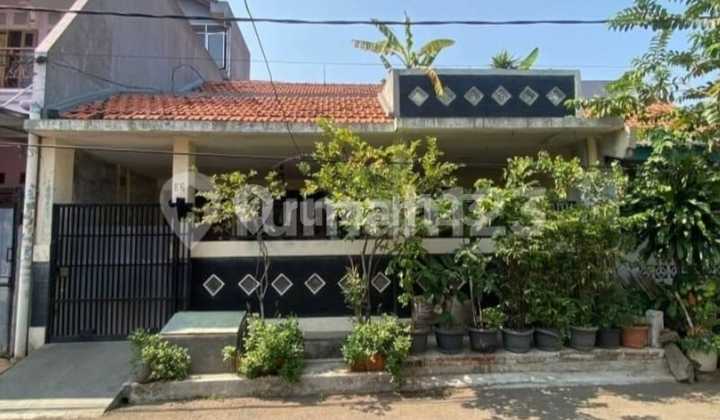 Rumah 1.5 Lantai Terawat