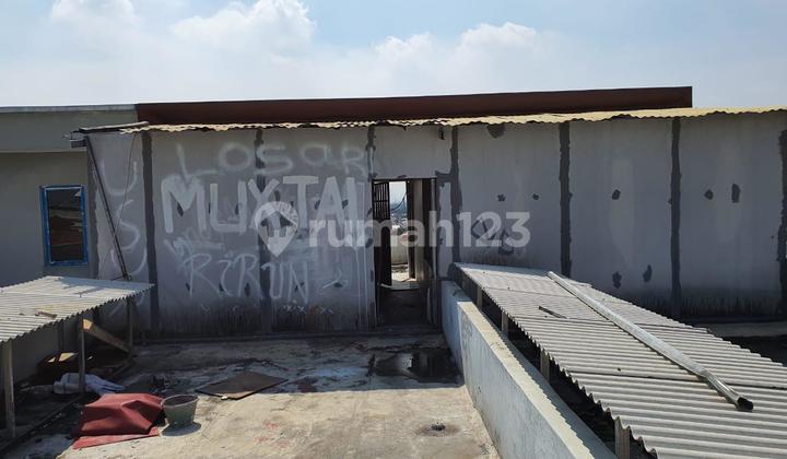 3.5-Story Shop House on the Roadside, Strategic Location, Pondok Betung Raya Street, 5 Minutes to Plaza Bintaro, 7 Minutes to Pondok Ranji Station, 7 Minutes to Bintaro-Serpong Toll Gate, 5 Minutes to Mitra Keluarga Hospital, 10 Minutes to Mitra 10 Store, 10 Minutes to Pesanggrahan Regional General Hospital. 2