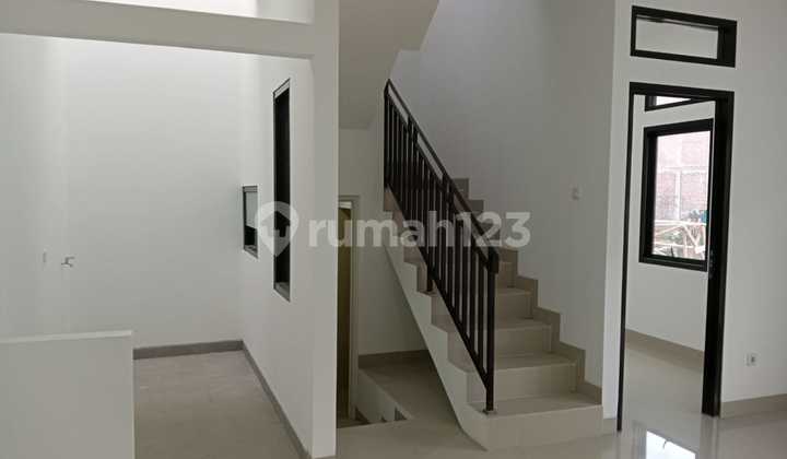 Legoso Mansion Town House, a residence close to Jakarta, located in a peaceful and comfortable area, 10 minutes to Bhayangkari General Hospital, 10 minutes to Diamond Point Mall, 15 minutes to Pondok Ranji Station, 15 minutes to Plaza Bintaro. 2