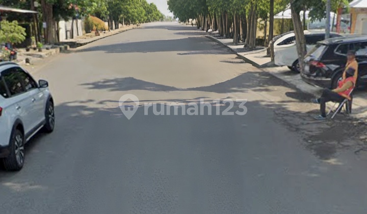 For Sale: Strategic Office-Suitable Shop House on Jl. Ngagel