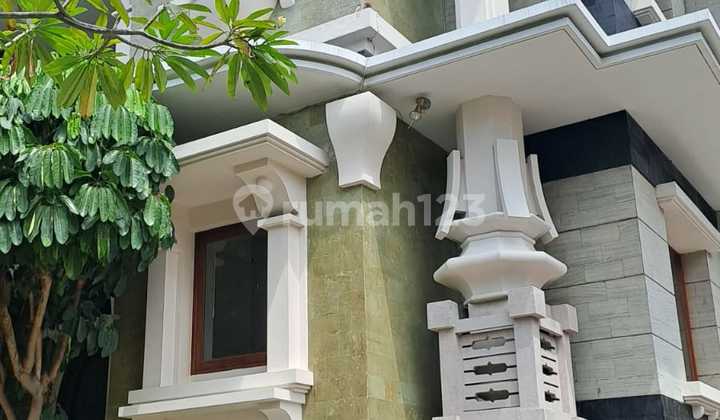 Dijual Rumah Golf View & Swimming Pool Graha Family 2