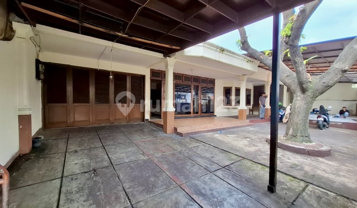 House Ready to Live In. Wide Road Access (3 Cars) 2