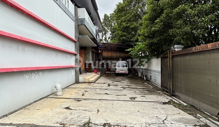 Rumah Disewakan, Jalan Raya, Cocok untuk Usaha/Kantor/Rumah Tinggal di Tebet 2